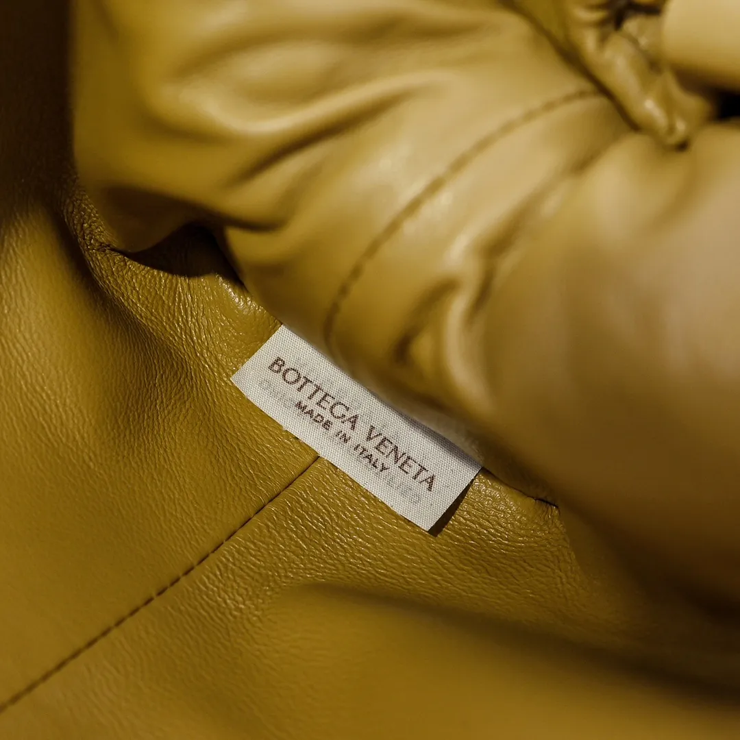 Batch 2260 Bitters Venetia 2024 summer series brings Lauren 1980 handbags back to the public eye. The design of the bag is inspired by ancient Roman architecture. It uses the brand's iconic Intrecciato lambskin woven bag body with a hard frame. No logo can be seen on the whole bag. It is equipped with a leather woven metal chain. When using it as a clutch, just put the chain directly in the bag ~ showing an elegant and timeless style. Decades later, when Lauren Hutton once again walked on the Bottega Venetia spring and summer show with this bag, the charm of the year still remains intact despite the passage of time. Size: 31.5*16.5*11 Style No.: 5807